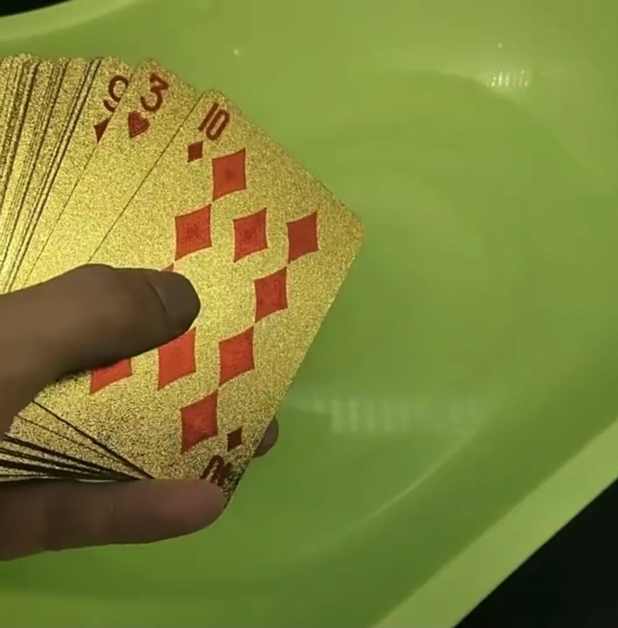 סרטון של קלפים חסינים למים